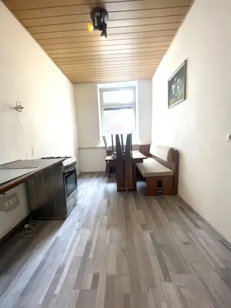 Stadt-Wohnung, 2-Zimmer, sanierungsbefürftig für 200.000 €