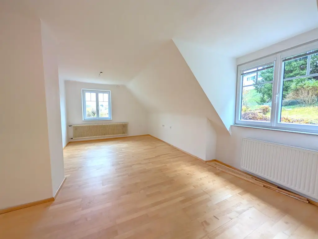 Liebevoll saniertes Einfamilienhaus in Ruhelage m. Doppelgarage - wartet auf Ihren Einzug