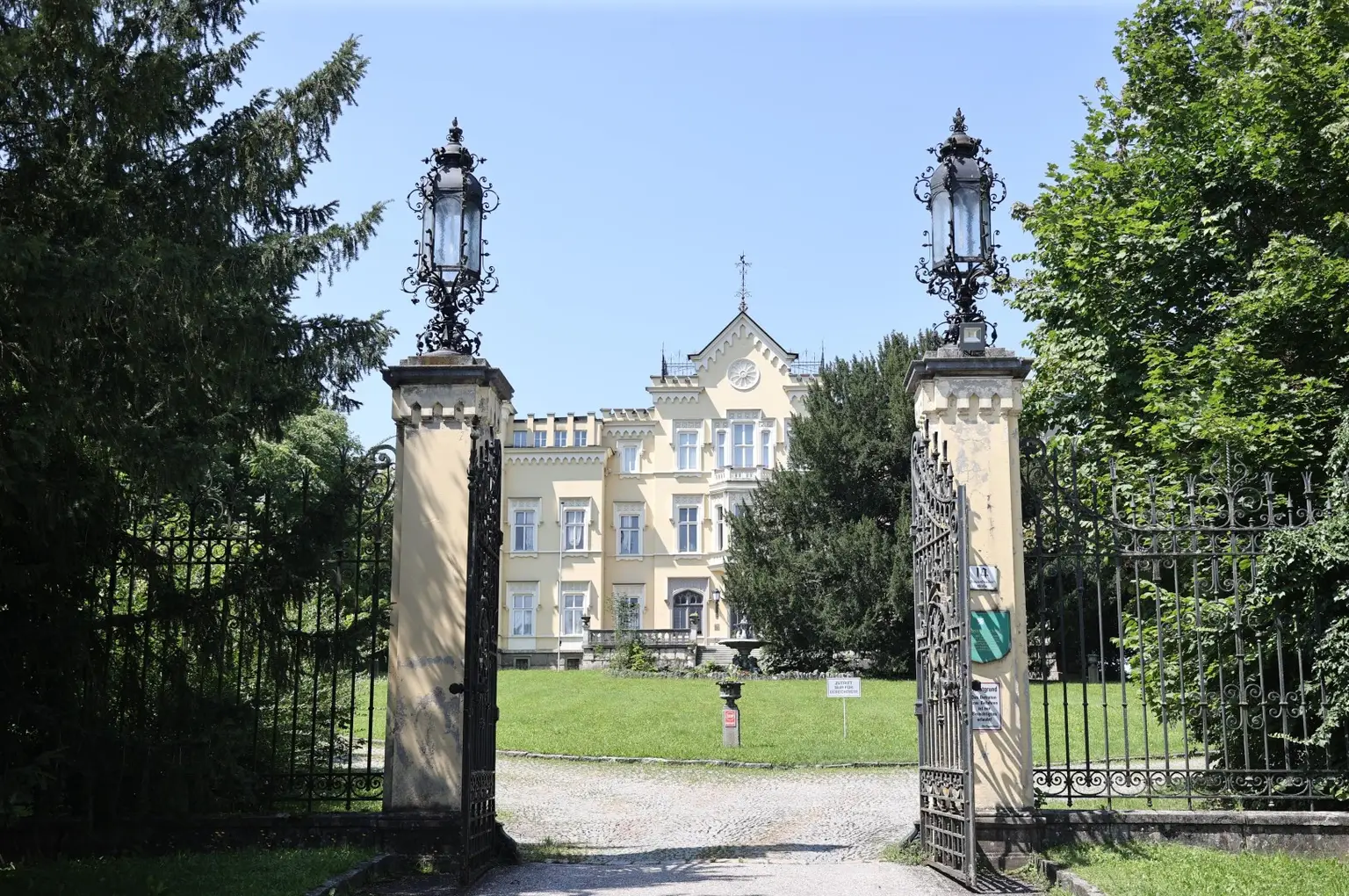 Herrschaftlich wohnen im Schloss Vogelsang!  Barrierefreie 2-Raum-Eigentumswohnung mit PKW-Abstellplatz