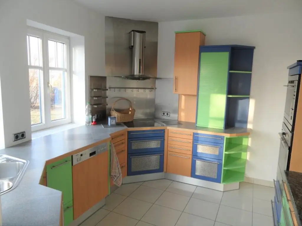 >> MIETHAUS mit 6 ZIMMER, DOPPELGARAGE, KELLER und EIGENGARTEN, am ORTSRAND!