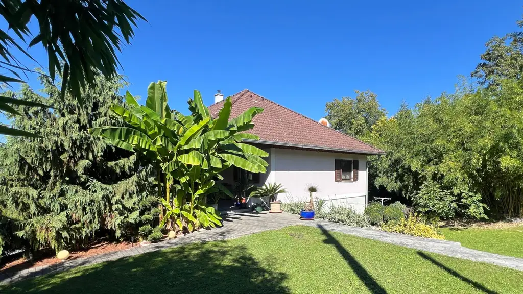 Geräumiges Einfamilienhaus, vollunterkellert, mit sehr schönem Garten!