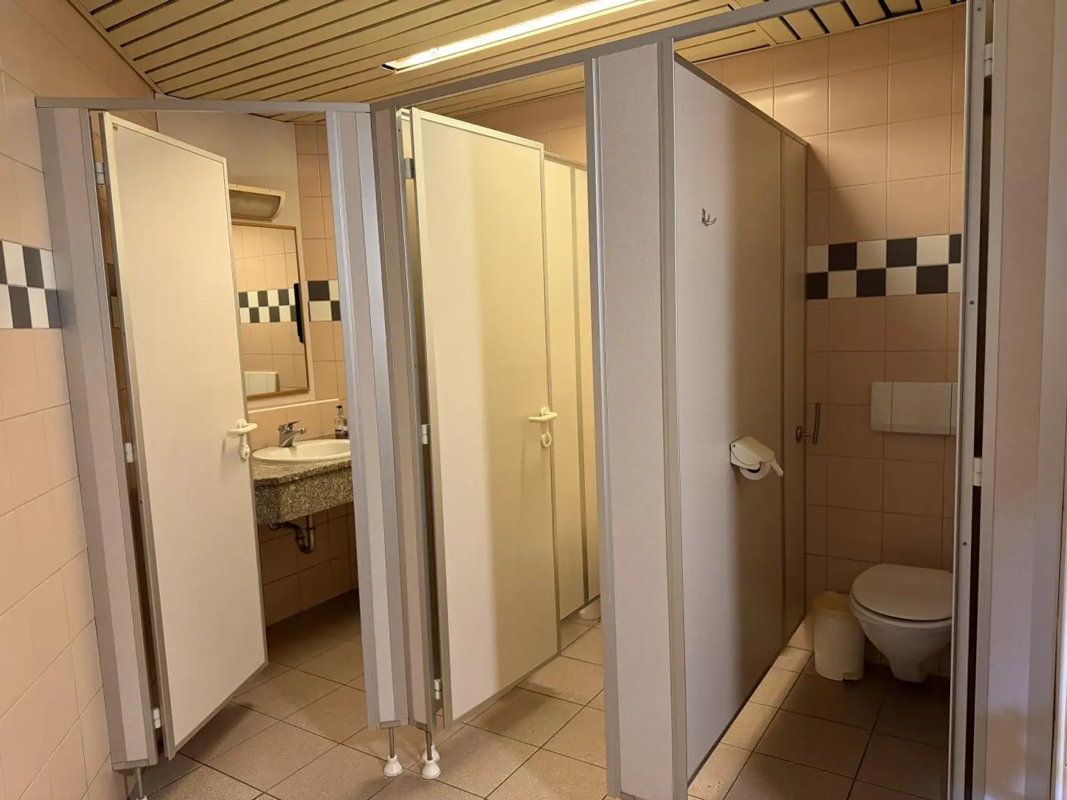 Toiletten Damen KG