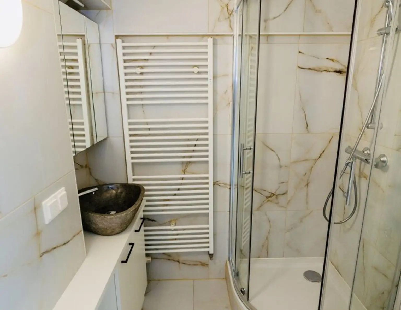 Charmante, komplett sanierte 2 Zimmer Mietwohnung, bezugsfertig!!