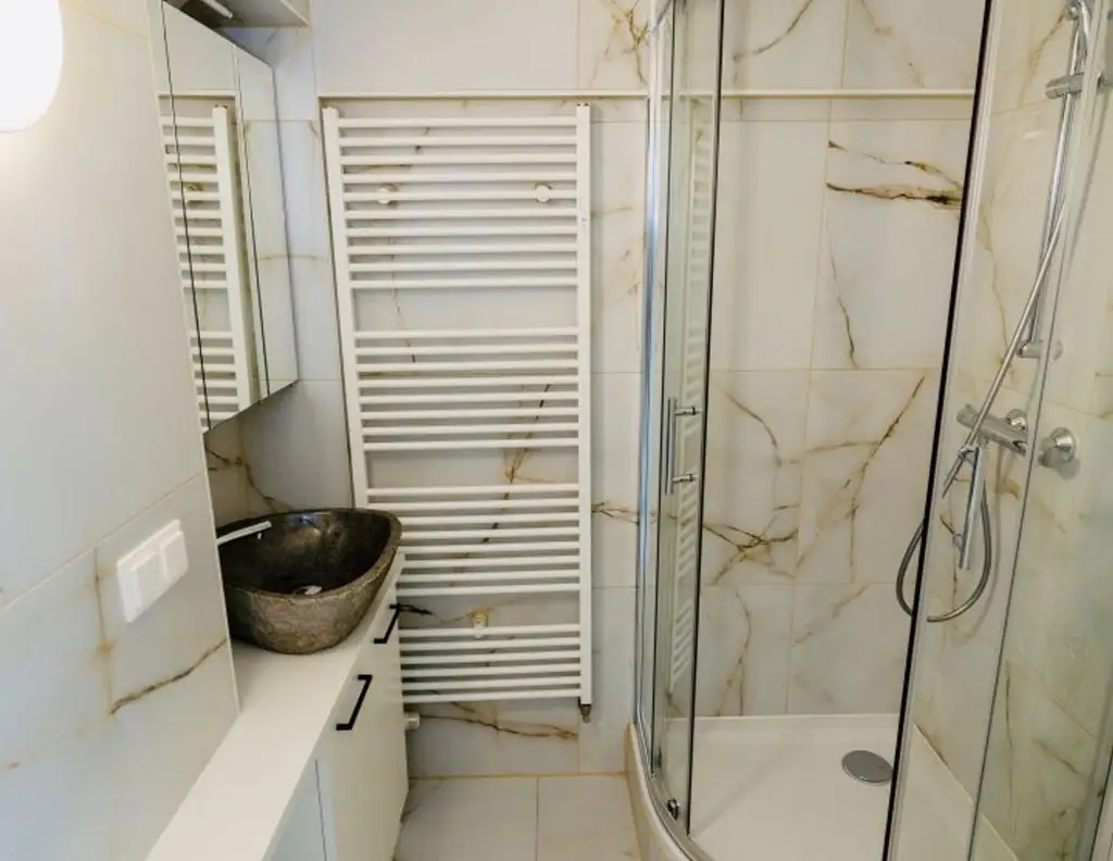 Charmante, komplett sanierte 2 Zimmer Mietwohnung, bezugsfertig!!