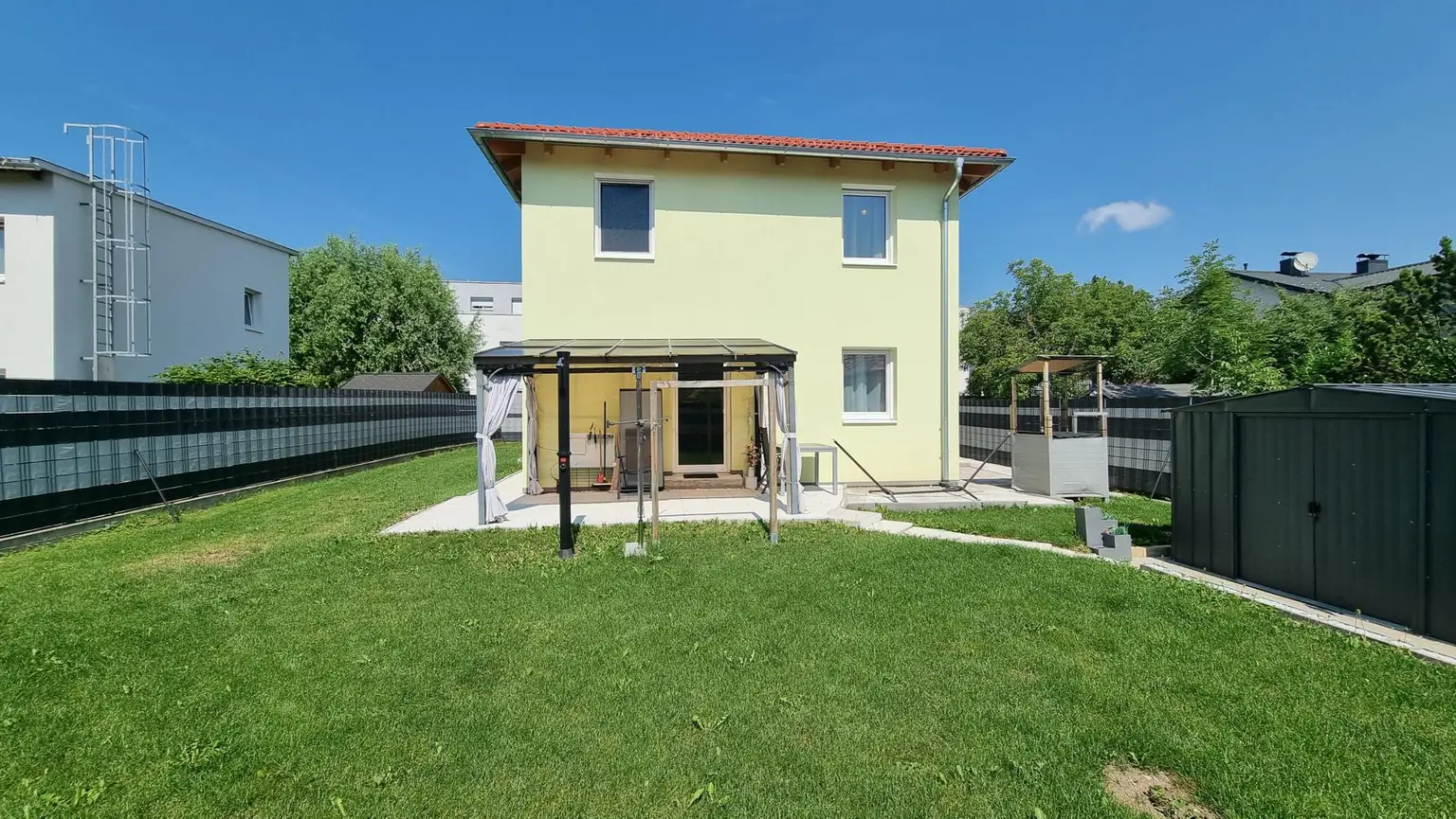 Modernes Einfamilienhaus mit Garten und Terrasse – perfekt für Familien!