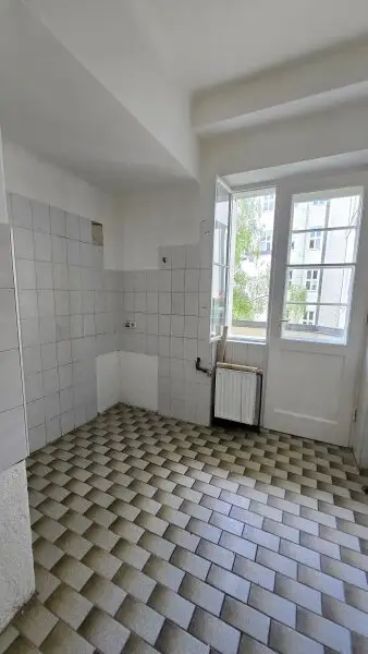 2-Zimmer-Wohnung in brauchbarem Zustand (Sanierungsbedarf!) - Balkon+Hofausrichtung - 3.Stock OHNE Lift
