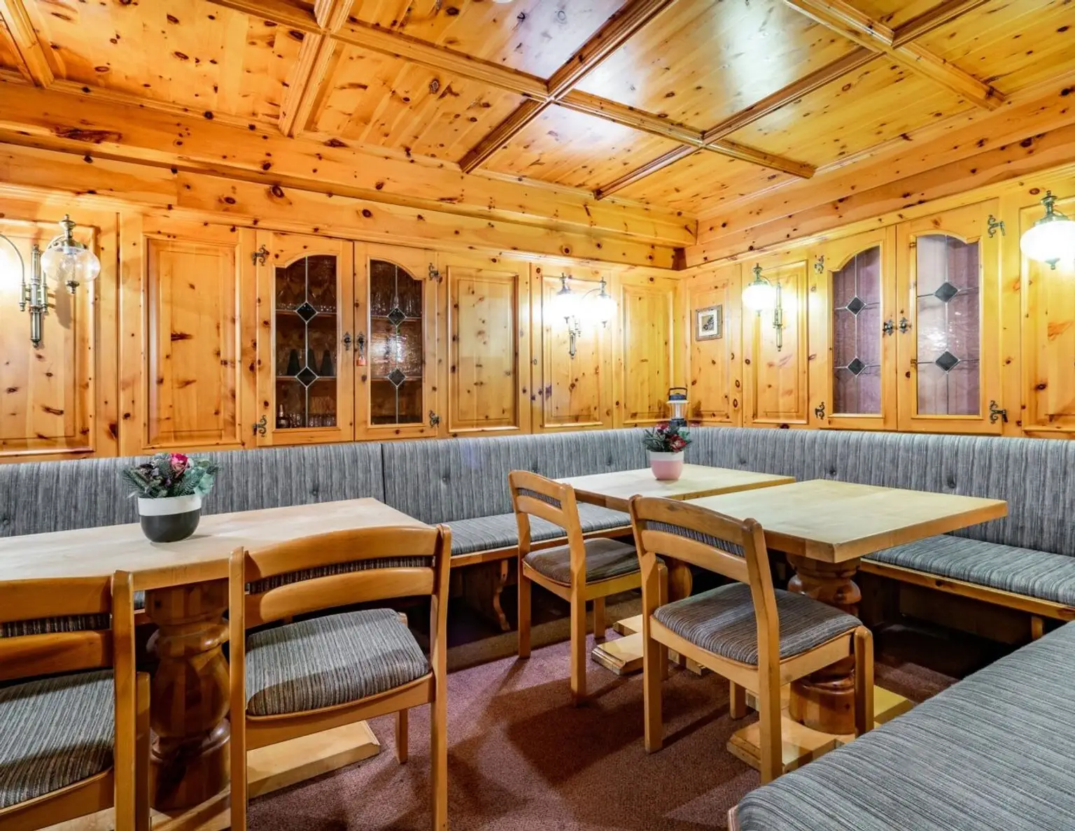 Ferienpension mit 51 Betten und zugehöriger Pizzaria in Kaprun