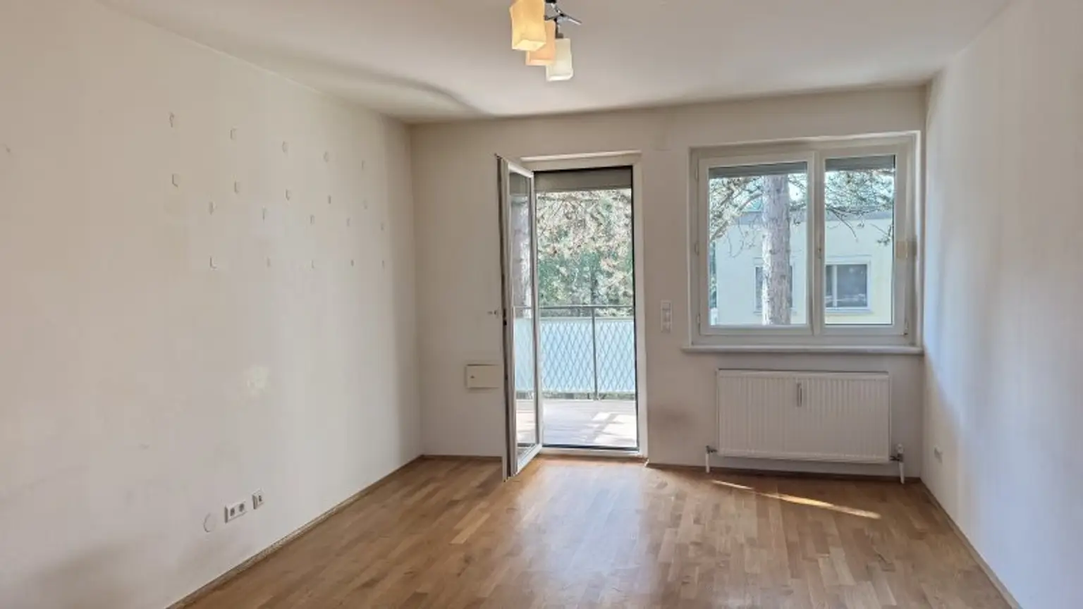 Baumeistergasse: Zwei Zimmer (zenral begehbar) mit separater Küche und Balkon!