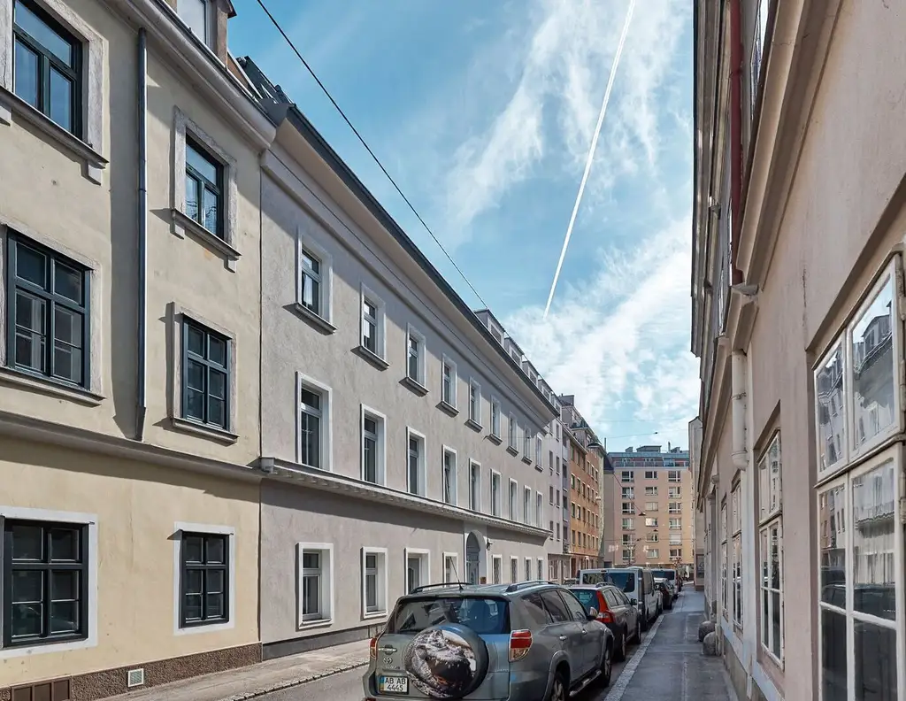 APARTMENT mit stilvoller Gewölbedecke und direktem Straßenzugang