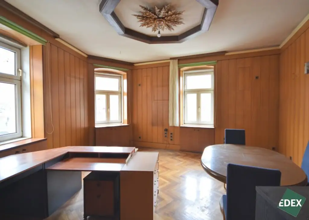 Sanierungsbedürftige 4-Zimmer-Altbauwohnung mit viel Charme