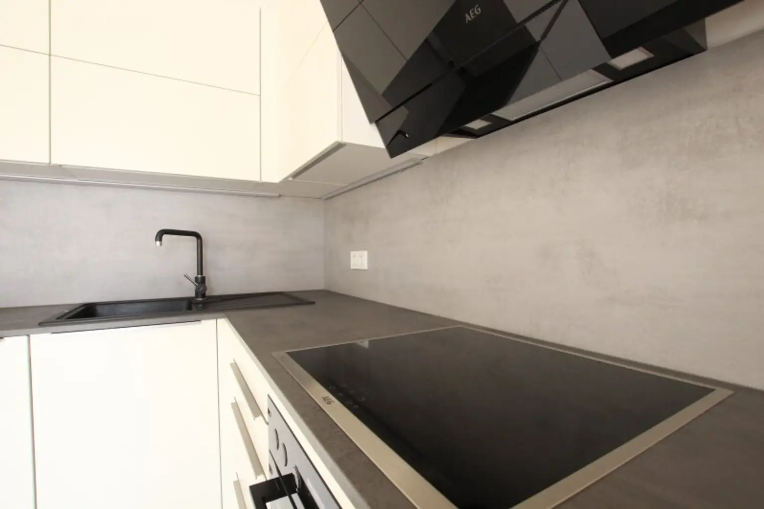 KLIMAANLAGE, SCHWIMMBAD, SCHÖNE TERRASSE MIT ELEKTRISCHER MARKISE, BAUJAHR 2022, GRÜNRUHELAGE KORNEUBURG!!