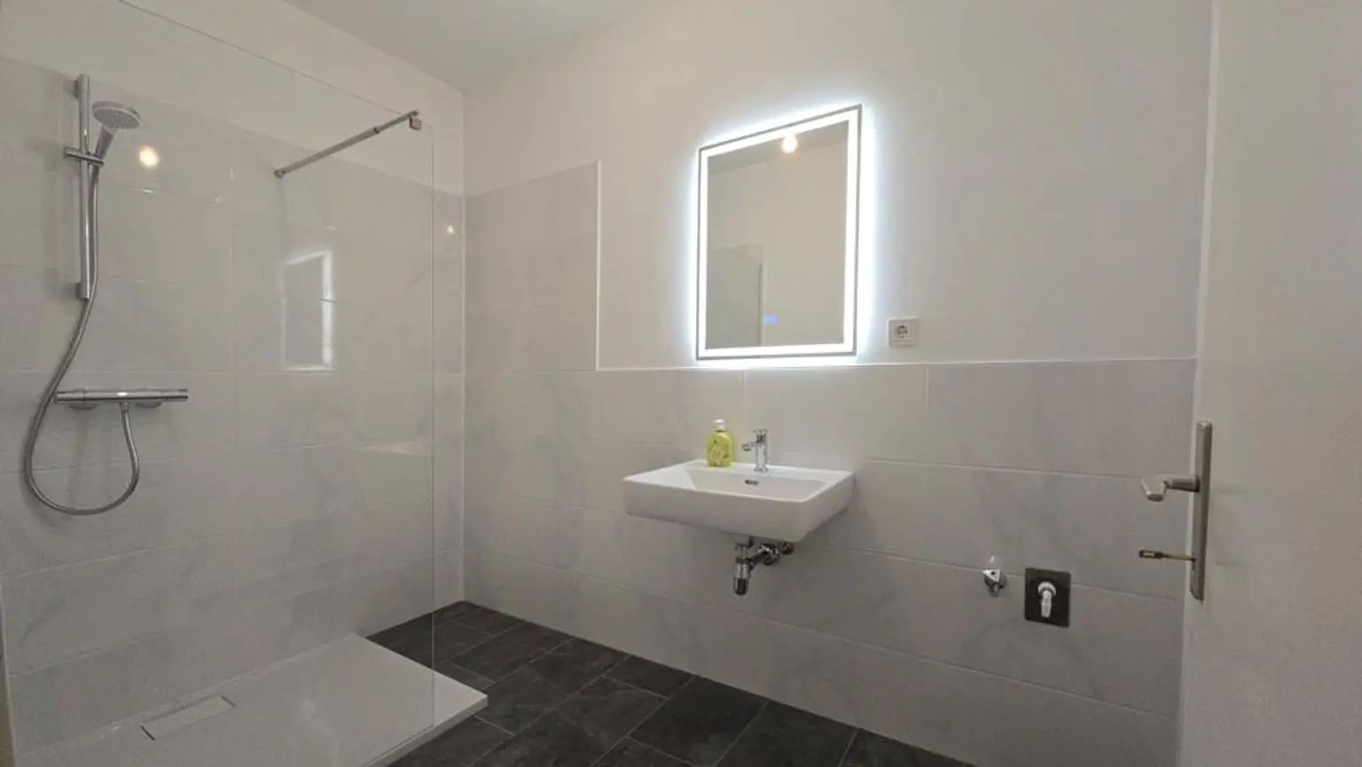 neu saniertes Bad mit Walk-in-Dusche