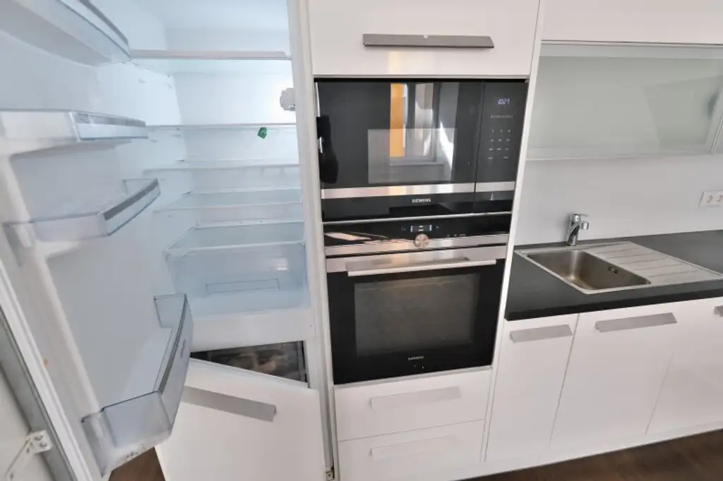 SIEBENBRUNNENPLATZ: Wohnküche + 2 Zimmer + 32 m² Terrasse (neben neuer U2-Station Reinprechtsdorfer Straße)