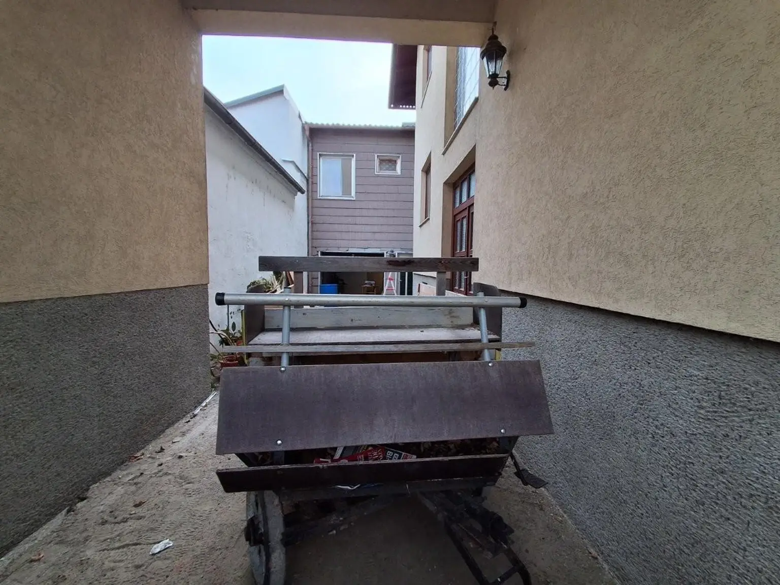 24 Hauseinfahrt überdacht Innenhof Moosbrunn