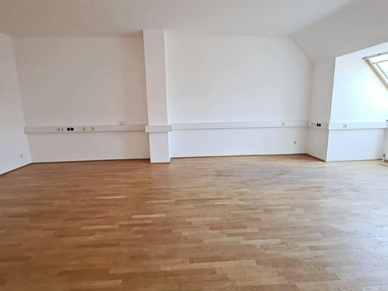 ZIEGLERGASSE bei FUZO Mariahilfer Straße, 141 m2 Bürofäche, 3 Zimmer, Serverraum, Küche, Klimaanlagen, Dachgeschoß