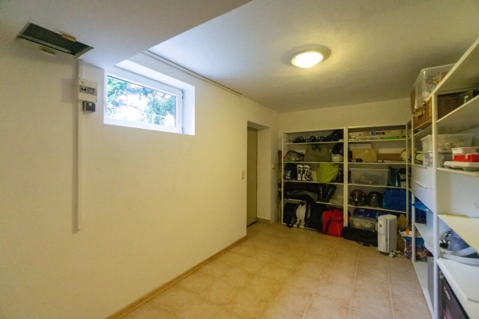 Kellerraum mit Ausgang in den Garten