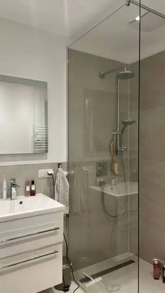 Stylische möblierte Wohnung mit Terrasse in einem sanierten Altbau (2022) nahe U4/U6 Längenfeldgasse