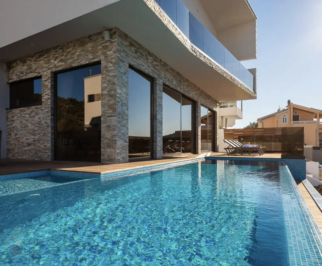 Moderne Villa mit Meerblick in Rogoznica – Eleganz und Erholung nur 80 m vom Meer