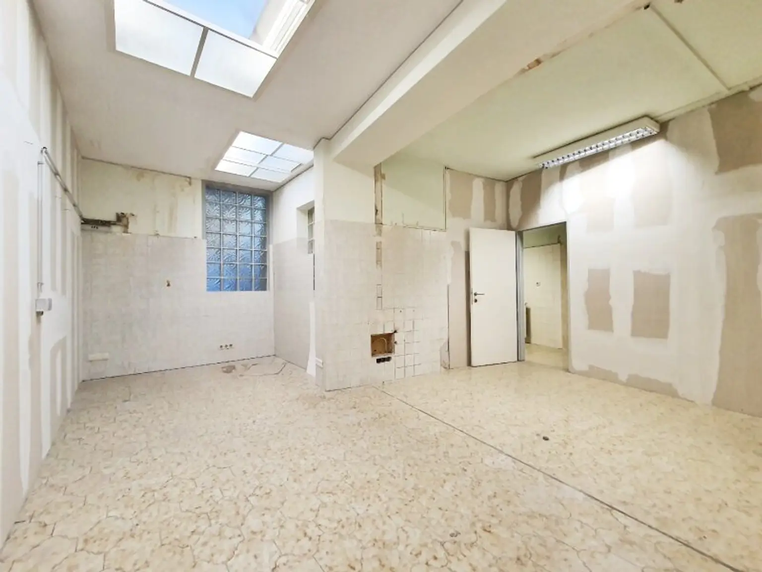 ++NEU++  ZENTRALE LAGE: Großes Geschäftslokal  NÄHE U-BAHN/S-BAHN!  Parplätze gegenüber zu mieten++