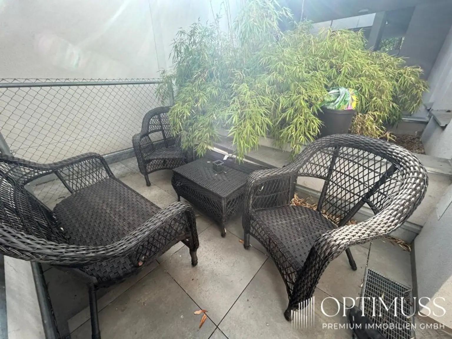 Repräsentative Büro/Kanzlei oder Geschäftsräumlichkeiten mit Terrasse, Kellerflächen,Parkmöglichkeiten und bester Erreichbarkeit !