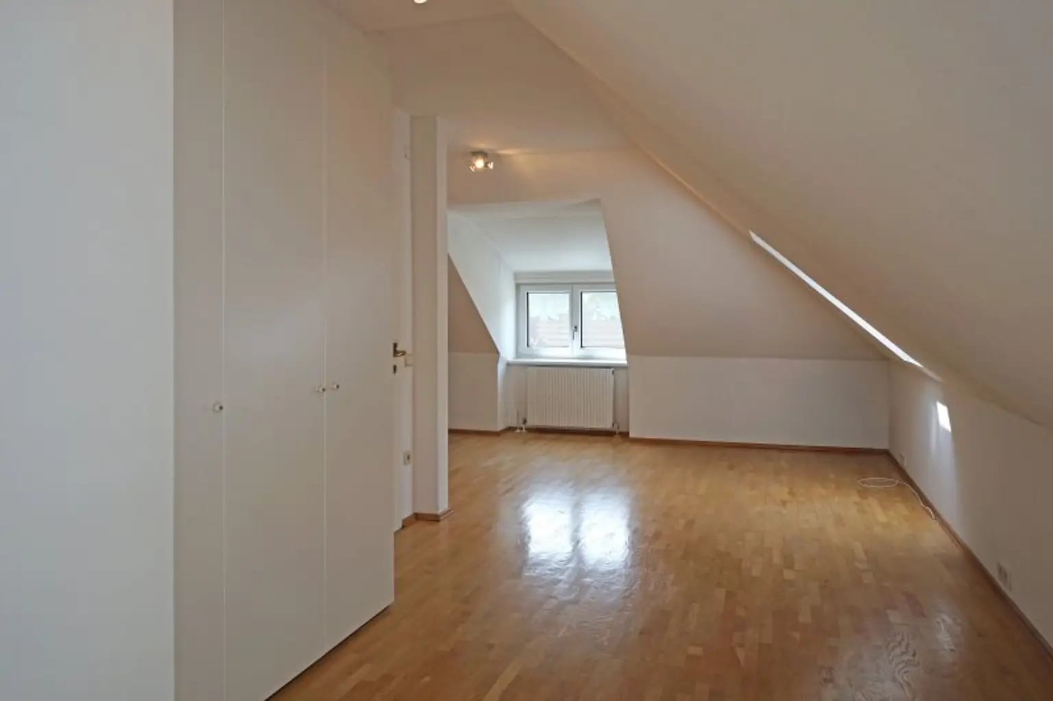 Repräsentative Villa mit Pool und Wellnessbereich in sonniger Waldrandruhelage