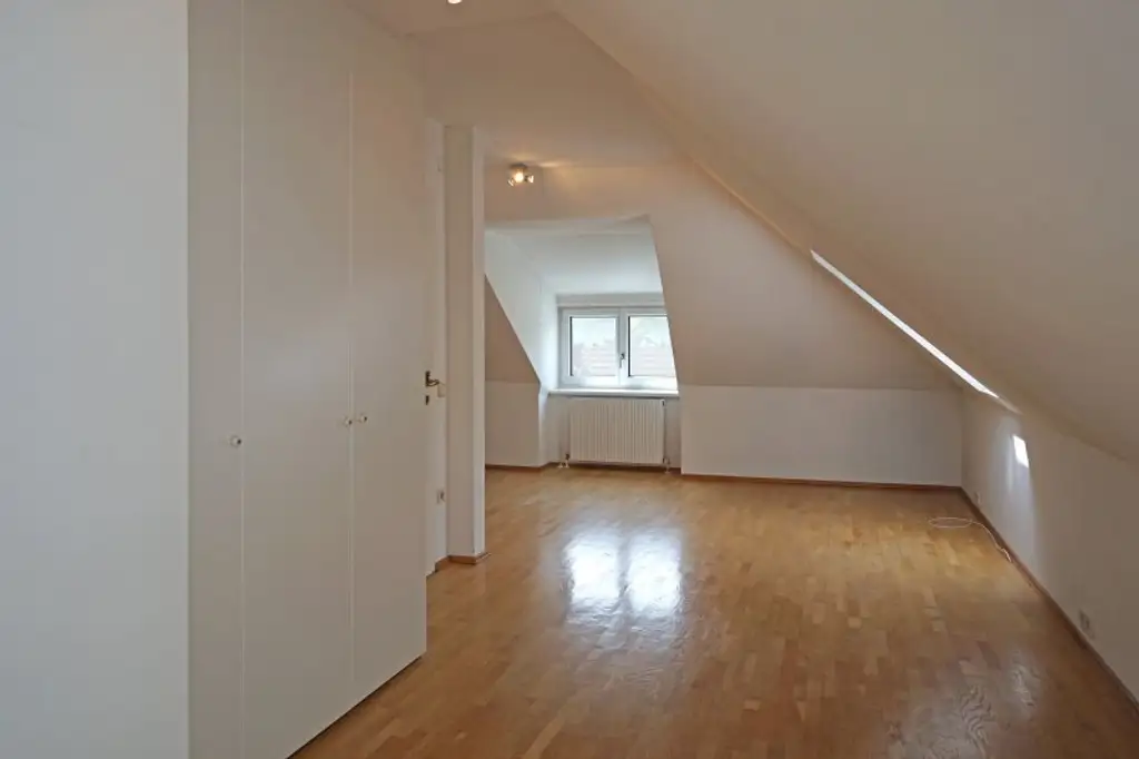 Repräsentative Villa mit Pool und Wellnessbereich in sonniger Waldrandruhelage