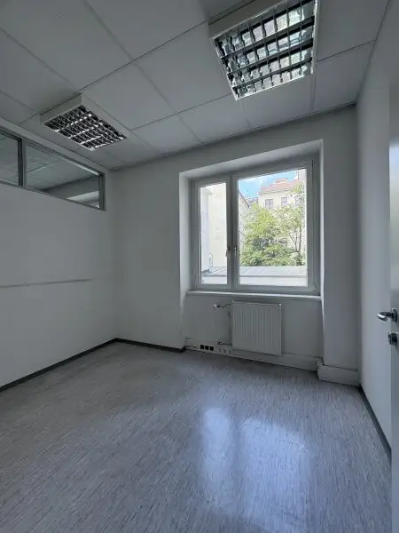 Zentrale Bürofläche mit 10 Zimmern und Stellplatz – ideal für Praxis oder Kanzlei