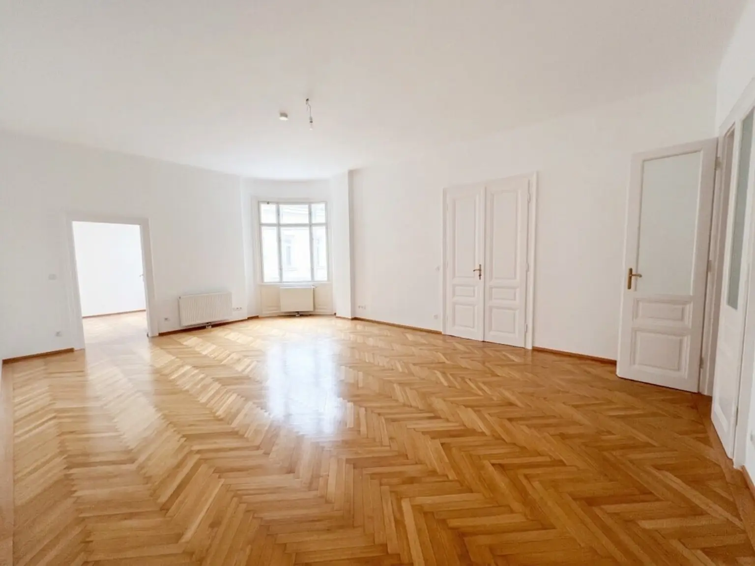 UNBEFRISTET: Wohnen in Bestlage in einer ruhigen Altbauwohnung im repräsentativen Haus
