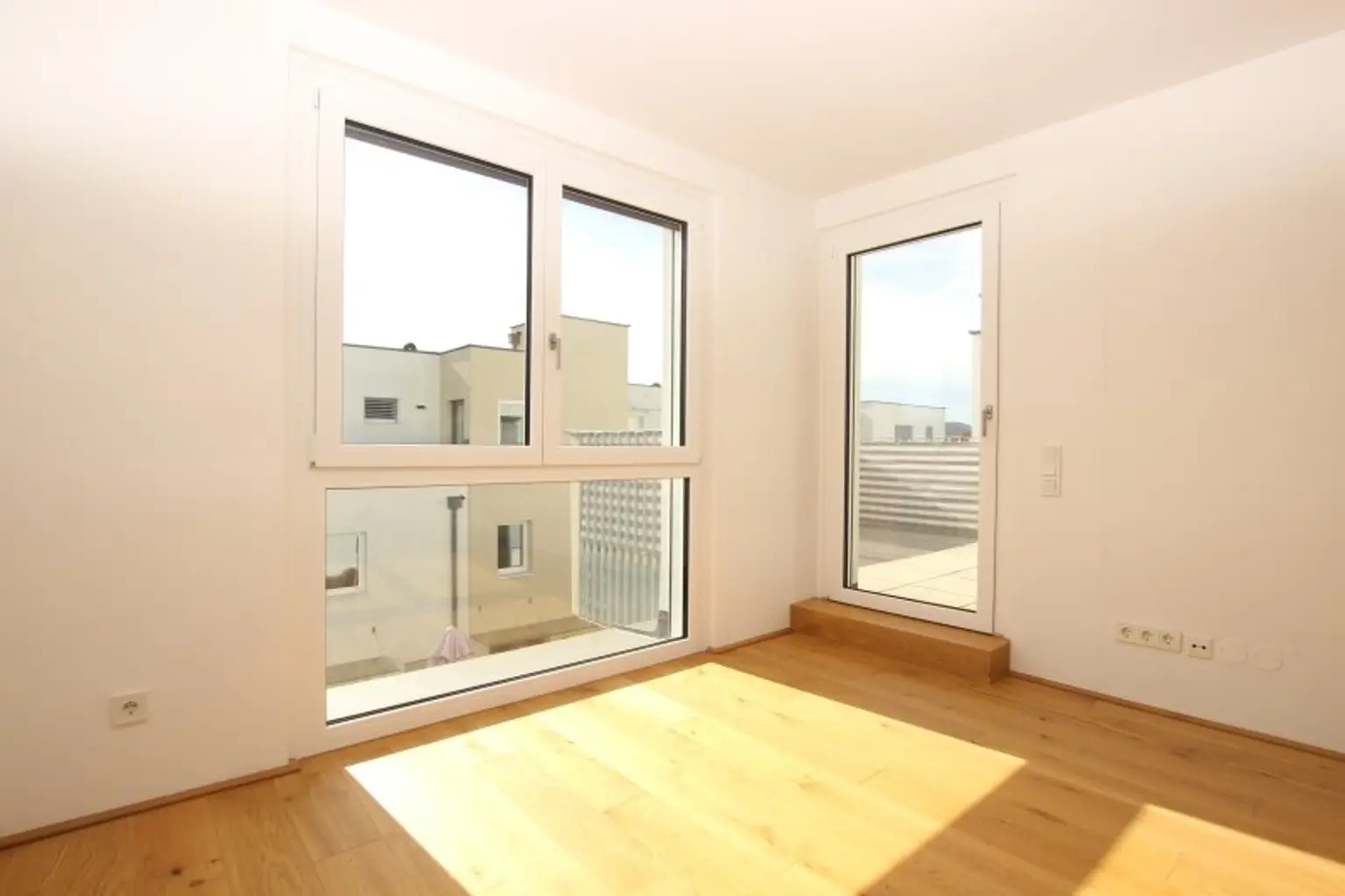 KLIMAANLAGE, SCHWIMMBAD, SCHÖNE TERRASSE MIT ELEKTRISCHER MARKISE, BAUJAHR 2022, GRÜNRUHELAGE KORNEUBURG!!