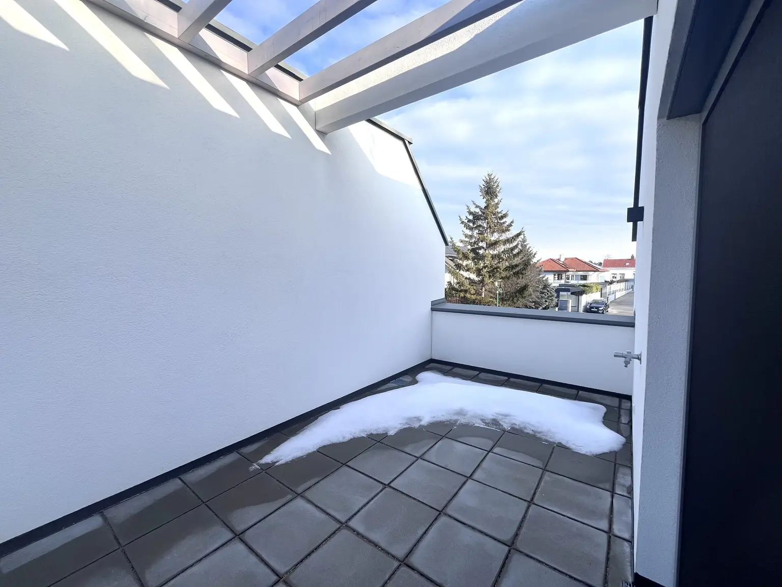 Erstbezug !!! Traumhafte Doppelhaushälfte -  mit 5 Zimmern, Garten, Wohnkeller und Stellplätzen!