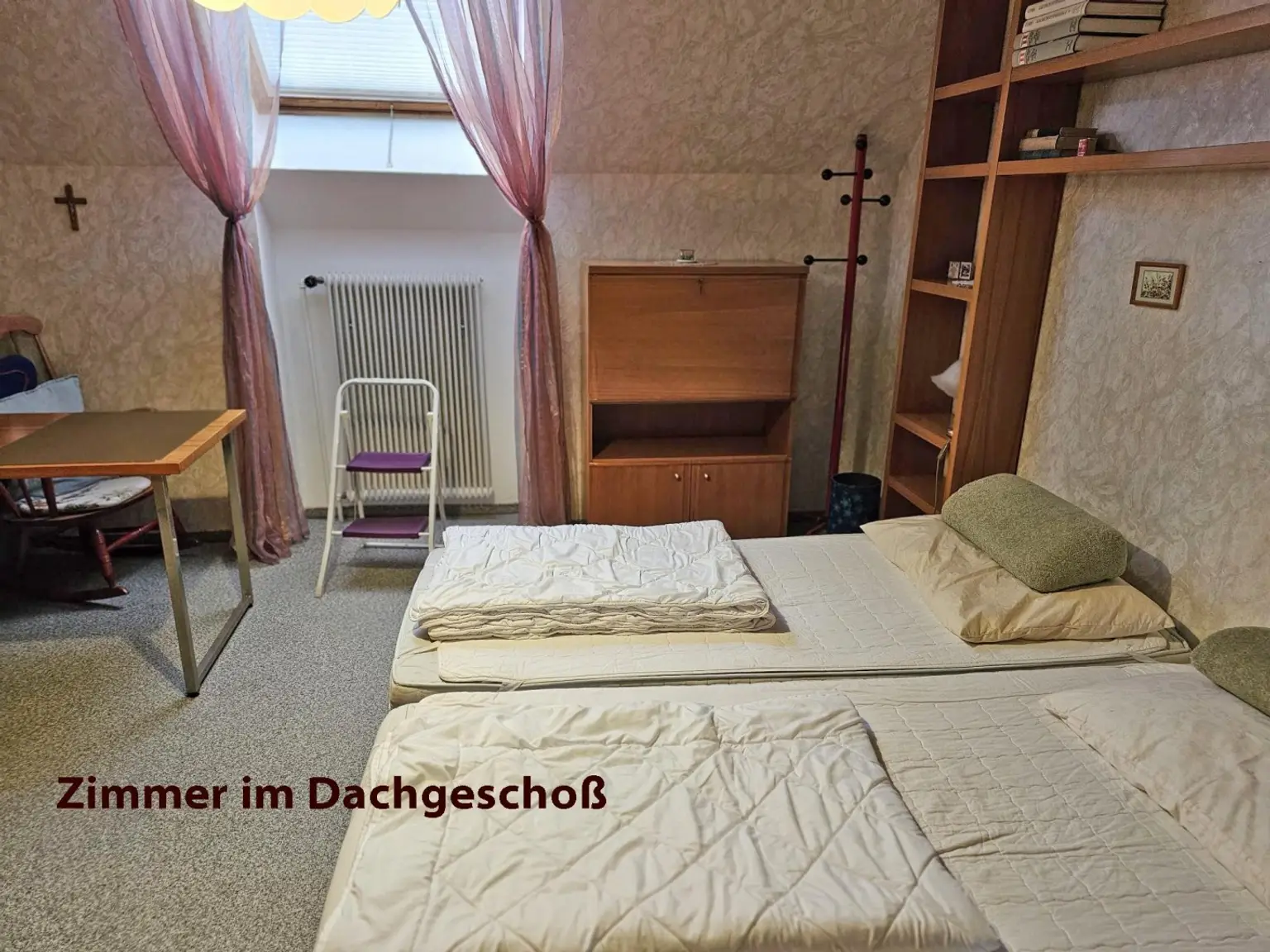 Einfamilienhaus mit Garage und Terrasse.