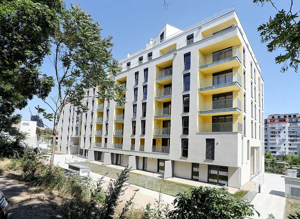 gekühlte 2 Zimmer Wohnung in westlicher Ausrichtung mit freiem Blick und Abstellraum