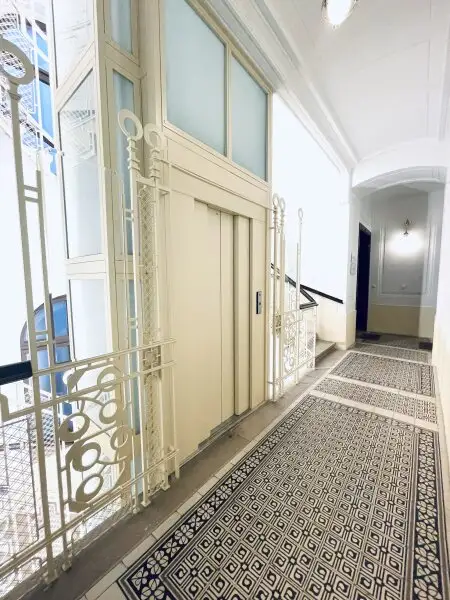 Repräsentative  Bürofläche/Praxis im Stilaltbau direkt beim Karlsplatz/Karlskirche  zu vermieten!