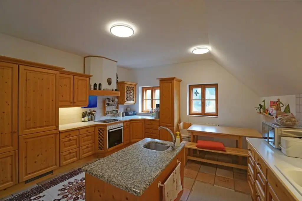 Großzügige 6-Zimmer-Wohnung im charmanten „Adlerhof“ - inkl. Eigengarten und Stellplatz