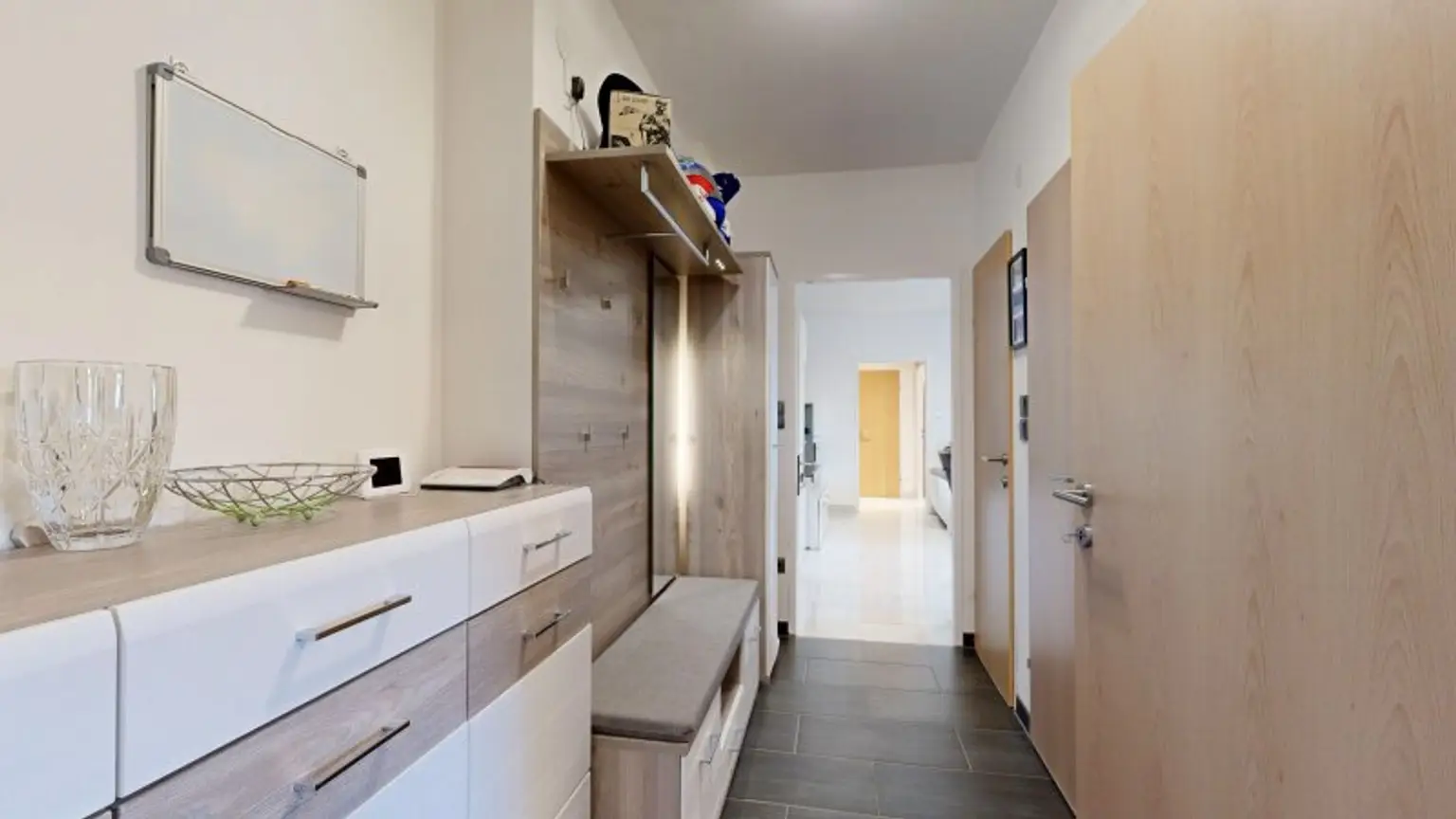 Vorraum mit Abstellraum und Toilette