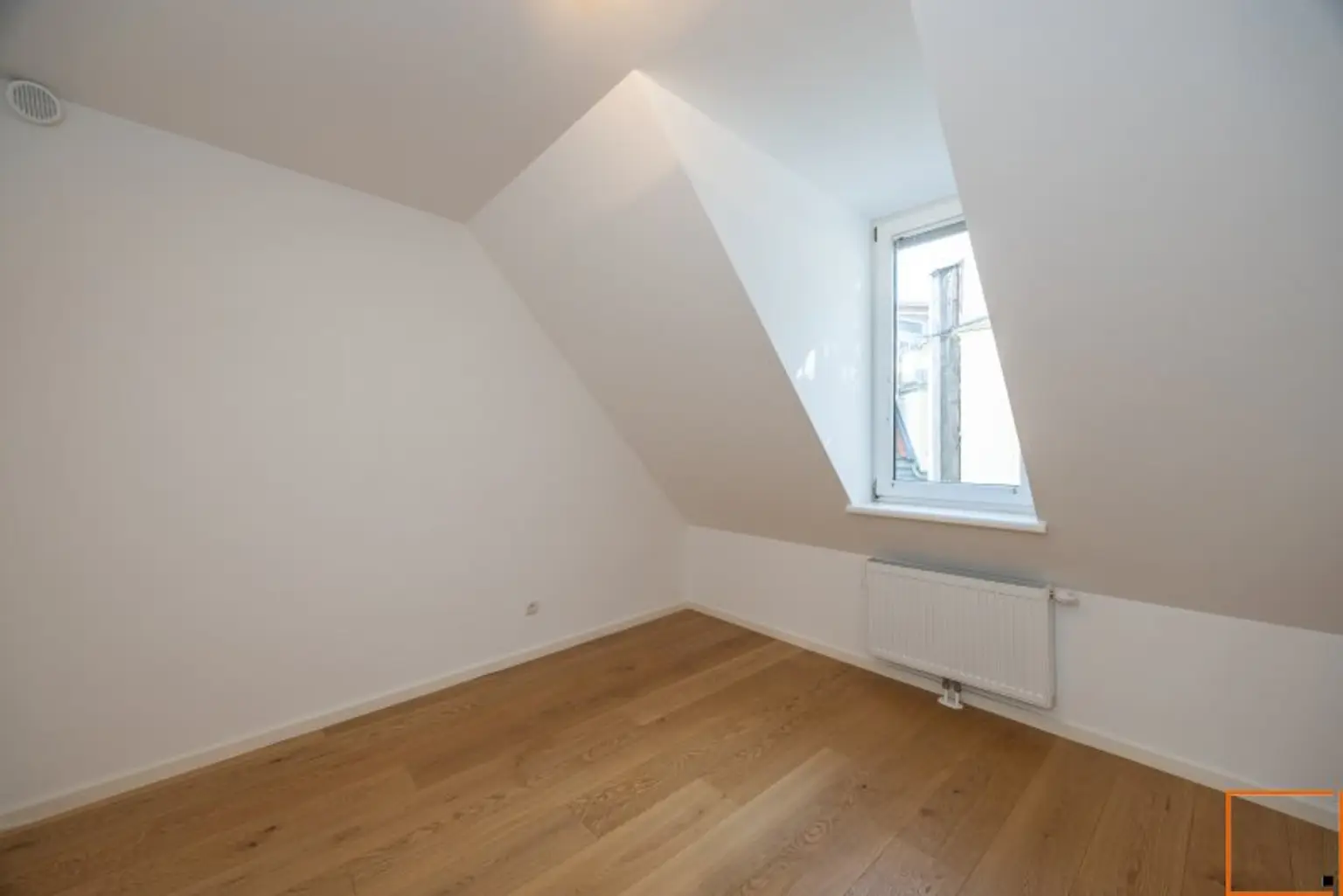 Dachgeschoßwohnung mit eingeschnittener Terrasse, vier Schlafzimmern und schönem Fernblick