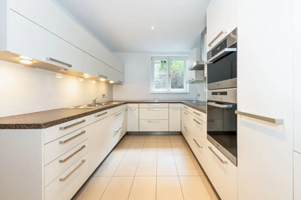 Seltene Gartenmaisonette in Botschaftsviertel mit Parkplatzmöglichkeit