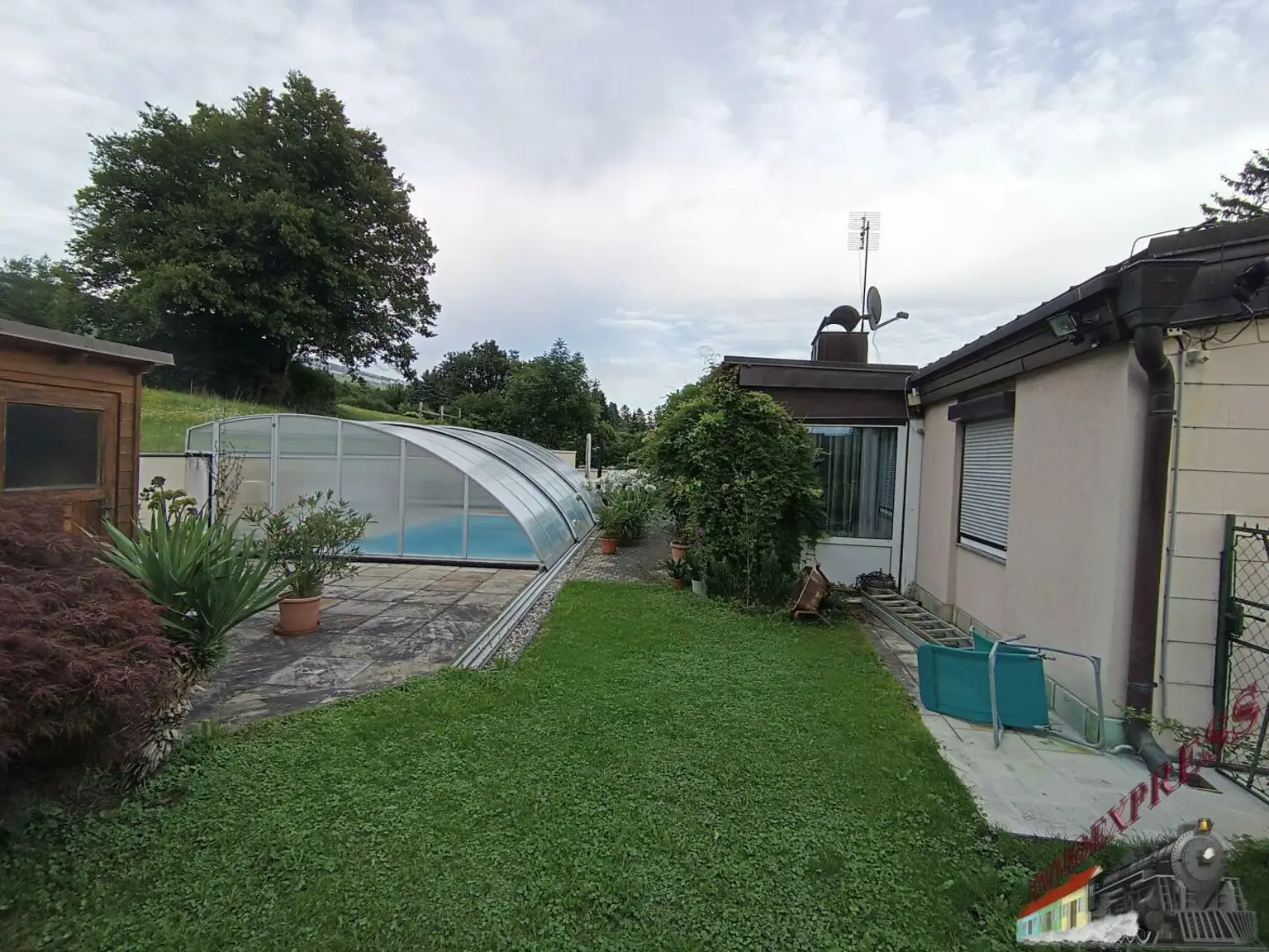 Solides Einfamilienhaus mit großem Garten, Pool und Potenzial - nur 20 Minuten von Wien entfernt