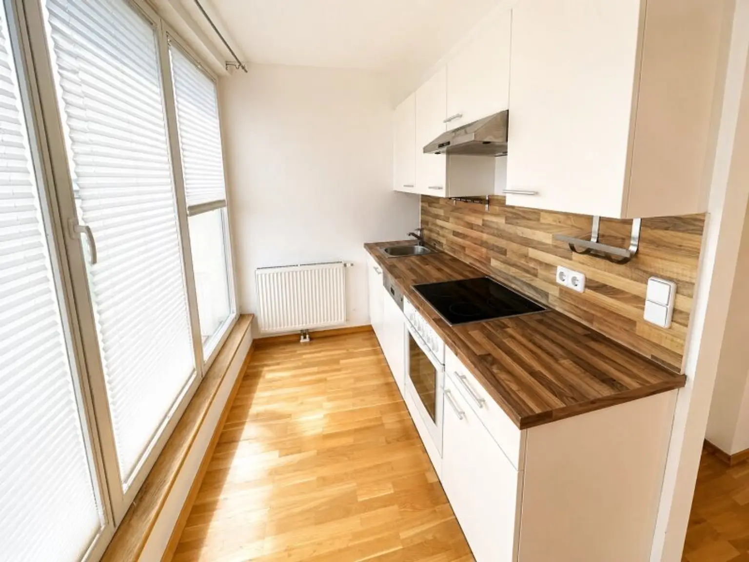Küche mit Zugang zur Terrasse (Foto vom Abgeber)