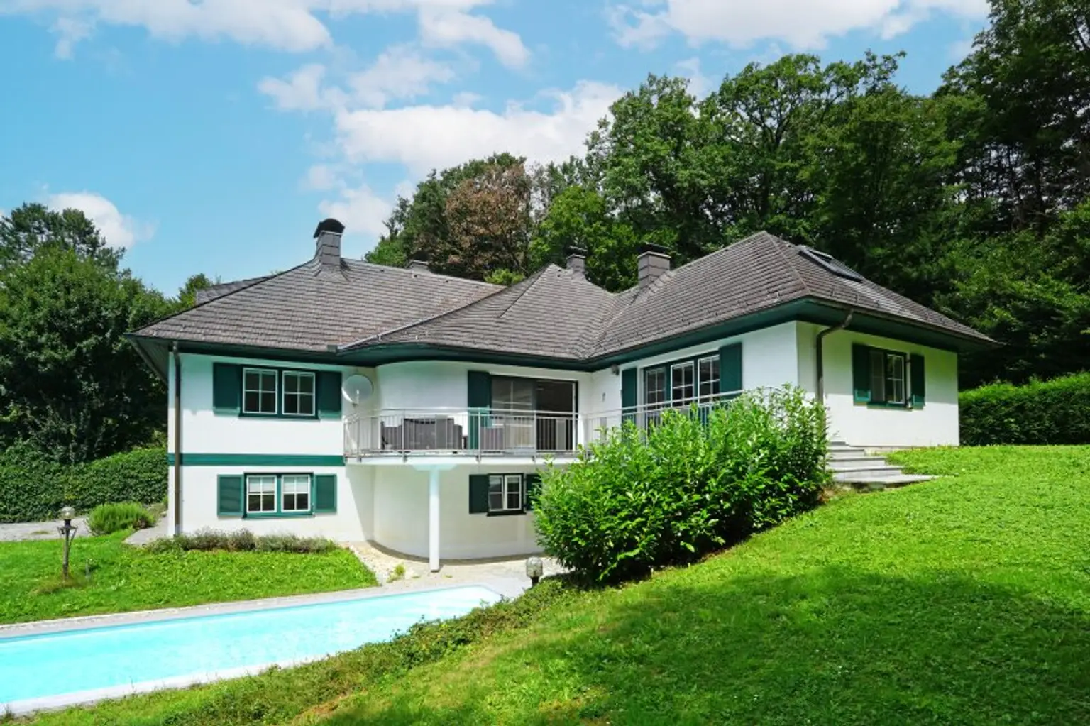 Repräsentative Villa mit Pool und Wellnessbereich in sonniger Waldrandruhelage