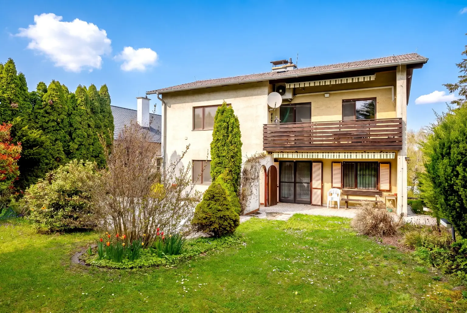 Garten und Hausansicht