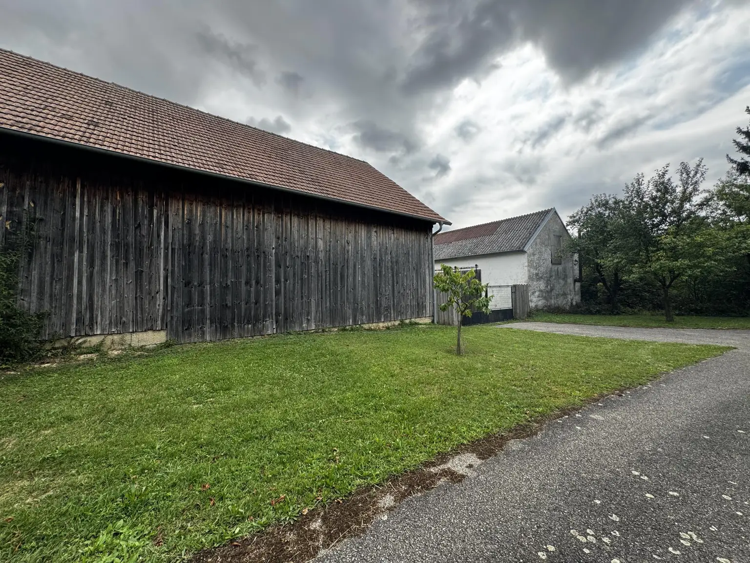 Ehemaliger Bauernhof mit Wohnhaus, Innenhof & Nebengebäuden & Pferdeoption