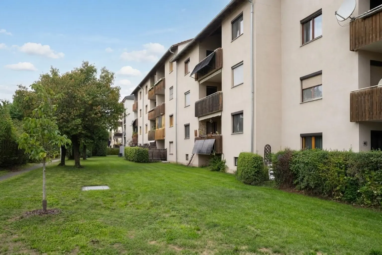 Außenansicht mit Gemeinschaftsgarten