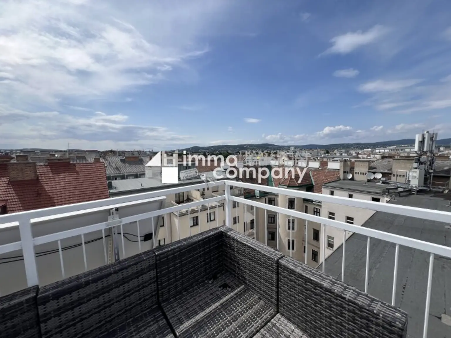Luxuriöse zweistöckige Wohnung mit atemberaubendem Stadtblick + Balkon und geräumiger Terrasse! 15. Bezirk! U3