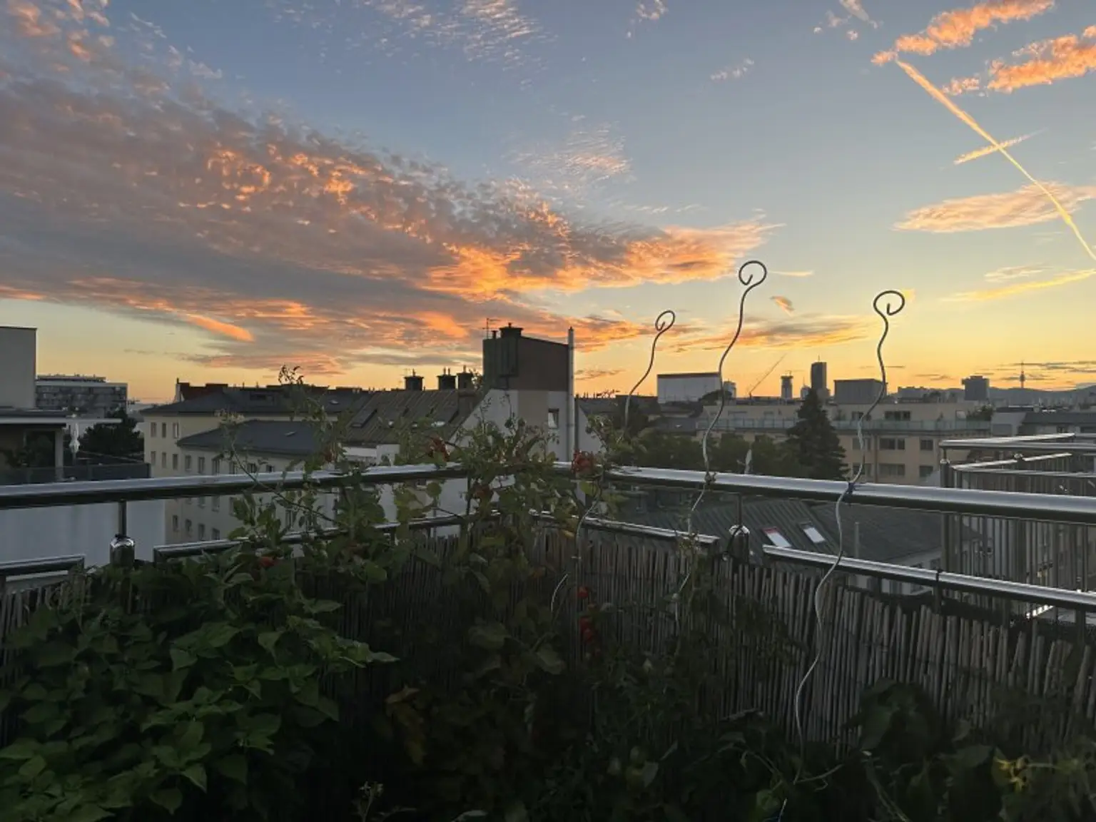 3-Zimmer-Dachgeschosswohnung mit 2 Balkonen, Wintergarten-Loggia & Weitblick - U2 Hardeggasse fußläufig - Klimaanlage & Küche