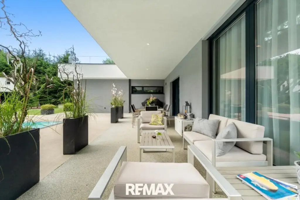Beeindruckende Designer-Villa mit Pool und Poolhaus zum Soforteinzug!