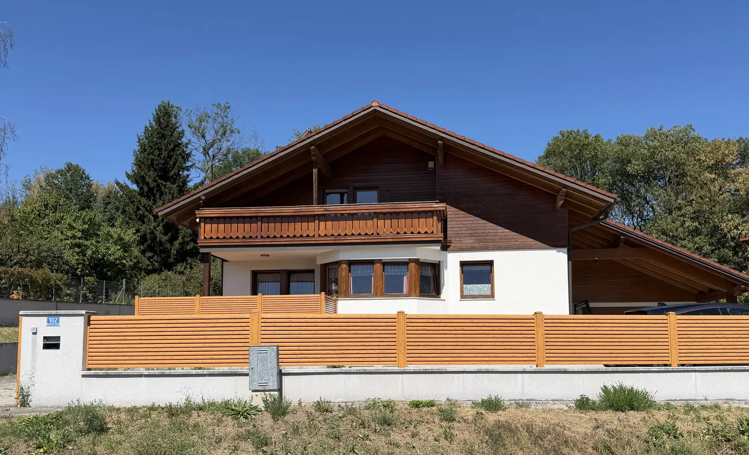 Südansicht, Einfriedung und Einfahrt