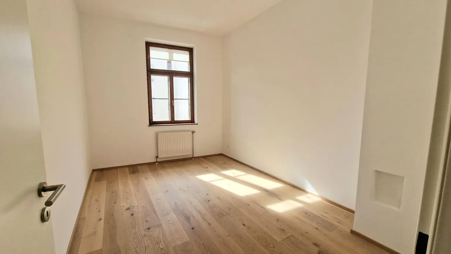 Stilvolle 2-Zimmer-Altbauwohnung im Zentrum – Erstbezug nach Generalsanierung!