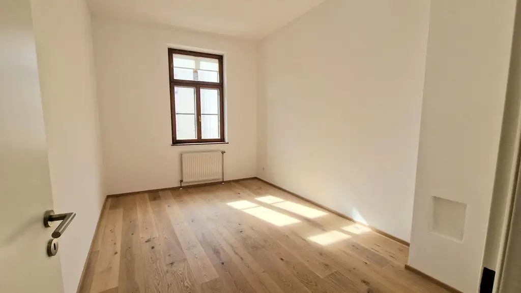 Stilvolle 2-Zimmer-Altbauwohnung im Zentrum – Erstbezug nach Generalsanierung!