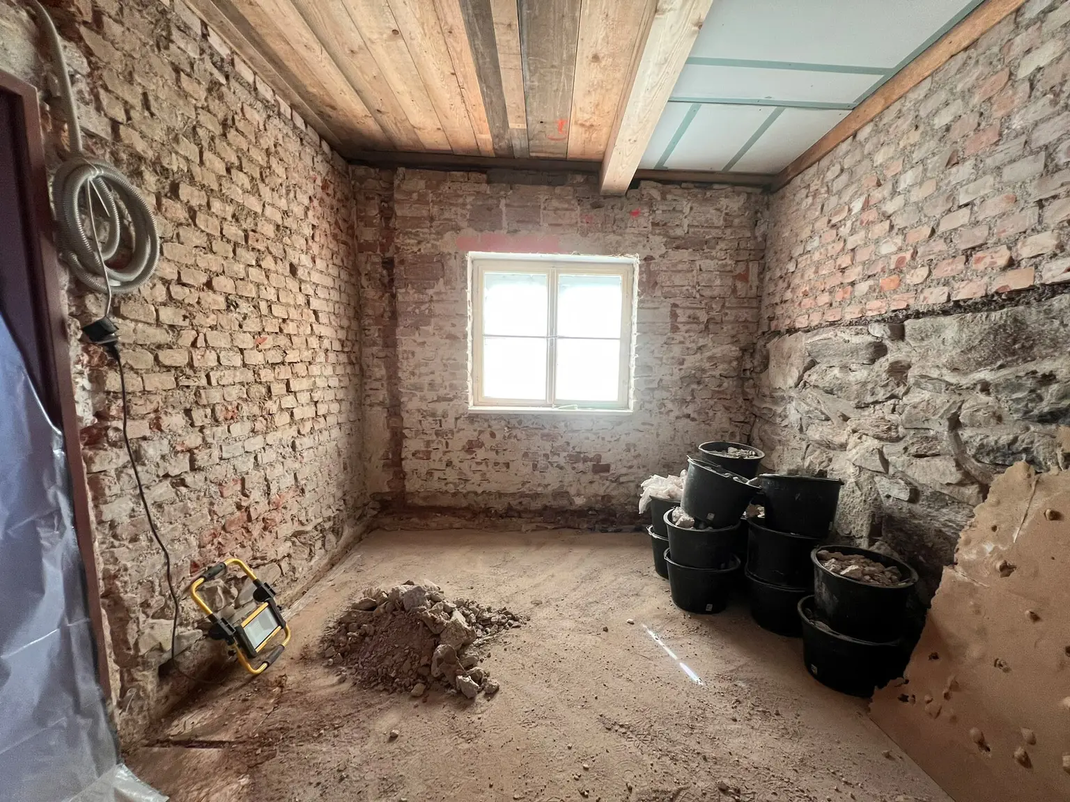 Sanierungsbedürftiges Schlafzimmer